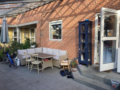 Hoveddøren set fra Glasgaden. Der er plads til et sofahjørne mm. foran huset.