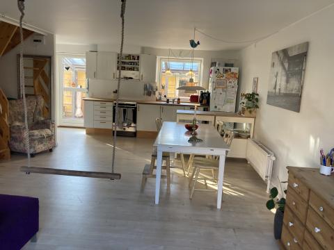 Køkken alrum i stuen, set mod køkkenet.